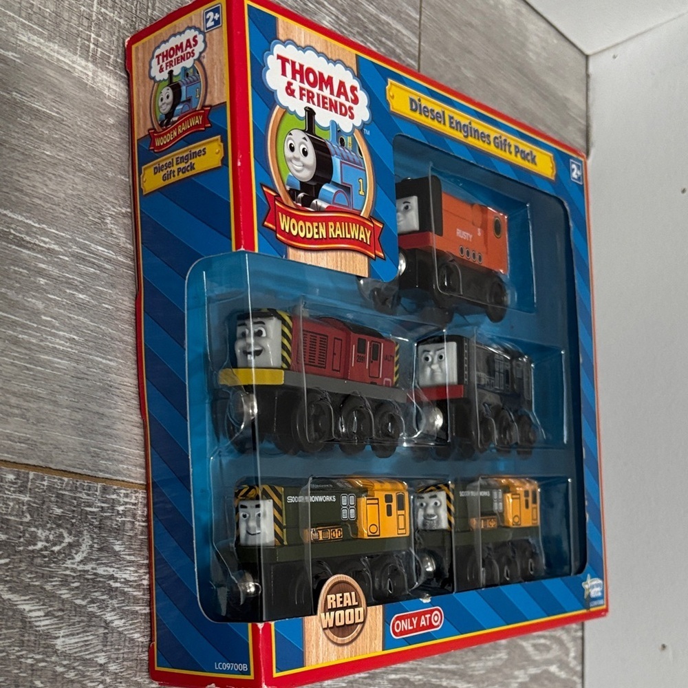 NIB Diesel Engines Gift Pack 2008 - Picture 7 of 9
